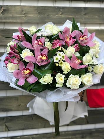 Букет цветов из: Розы и Хризантемы в Щелкане