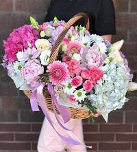Композиция солнечный день в Щелкане Цветочная композиция из Розы, Хризантемы, Пионы и Лизиантусы в корзине в Щелкане