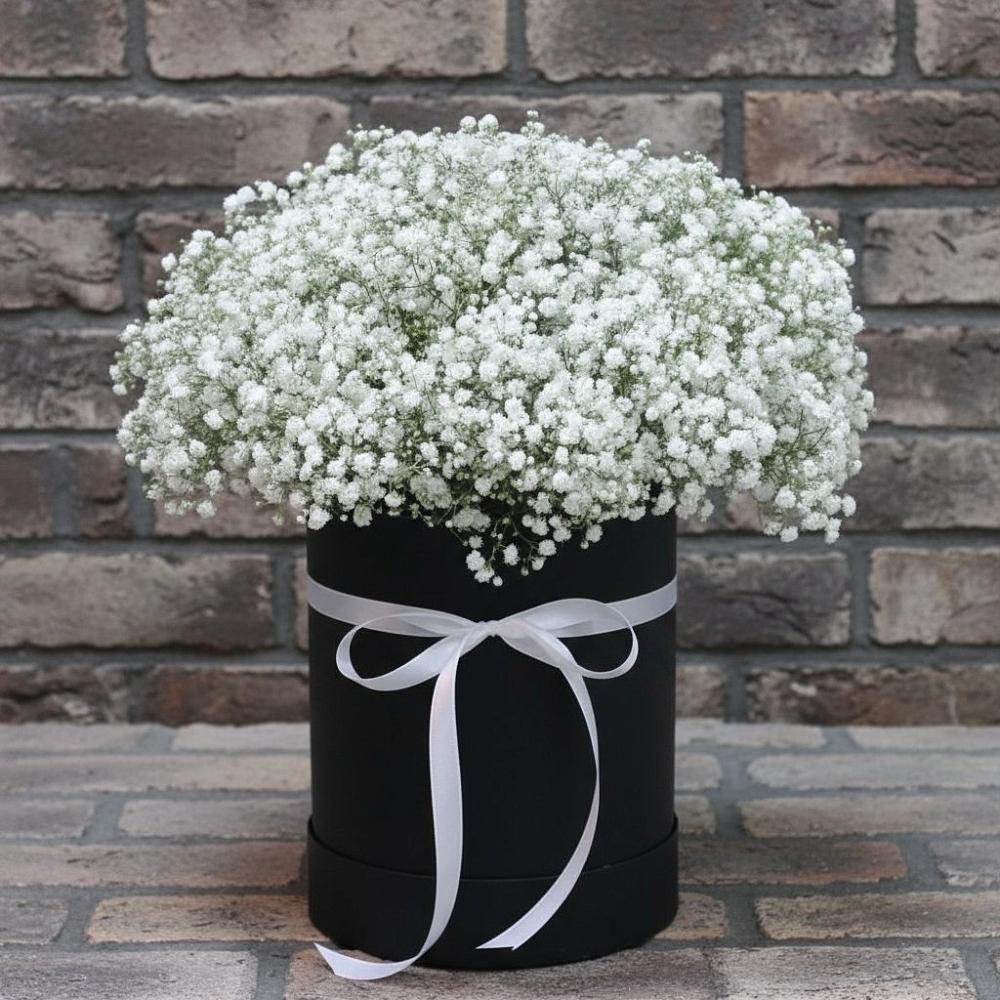 Цветочная композиция из Гипсофила в шляпной коробке в Щелкане