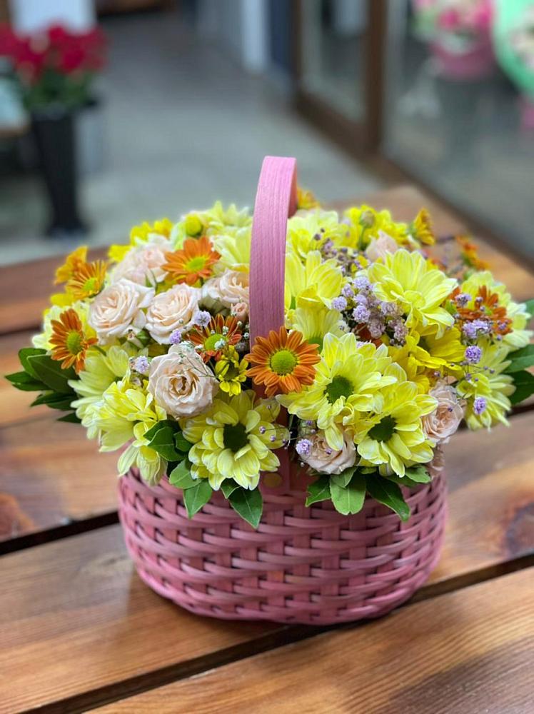 Цветочная композиция из Хризантемы и Розы в корзине в Щелкане