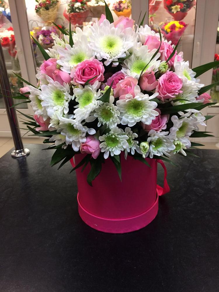 Цветочная композиция из Розы и Хризантемы в шляпной коробке в Щелкане