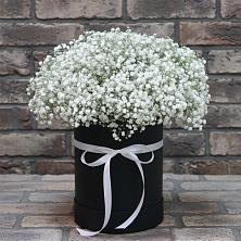Цветочная композиция из Гипсофила в шляпной коробке в Щелкане