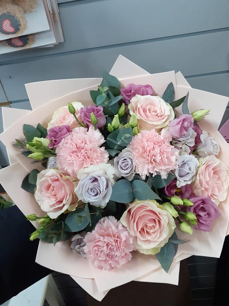 Букет цветов из: Розы, Гвоздики и Лизиантусы в Щелкане